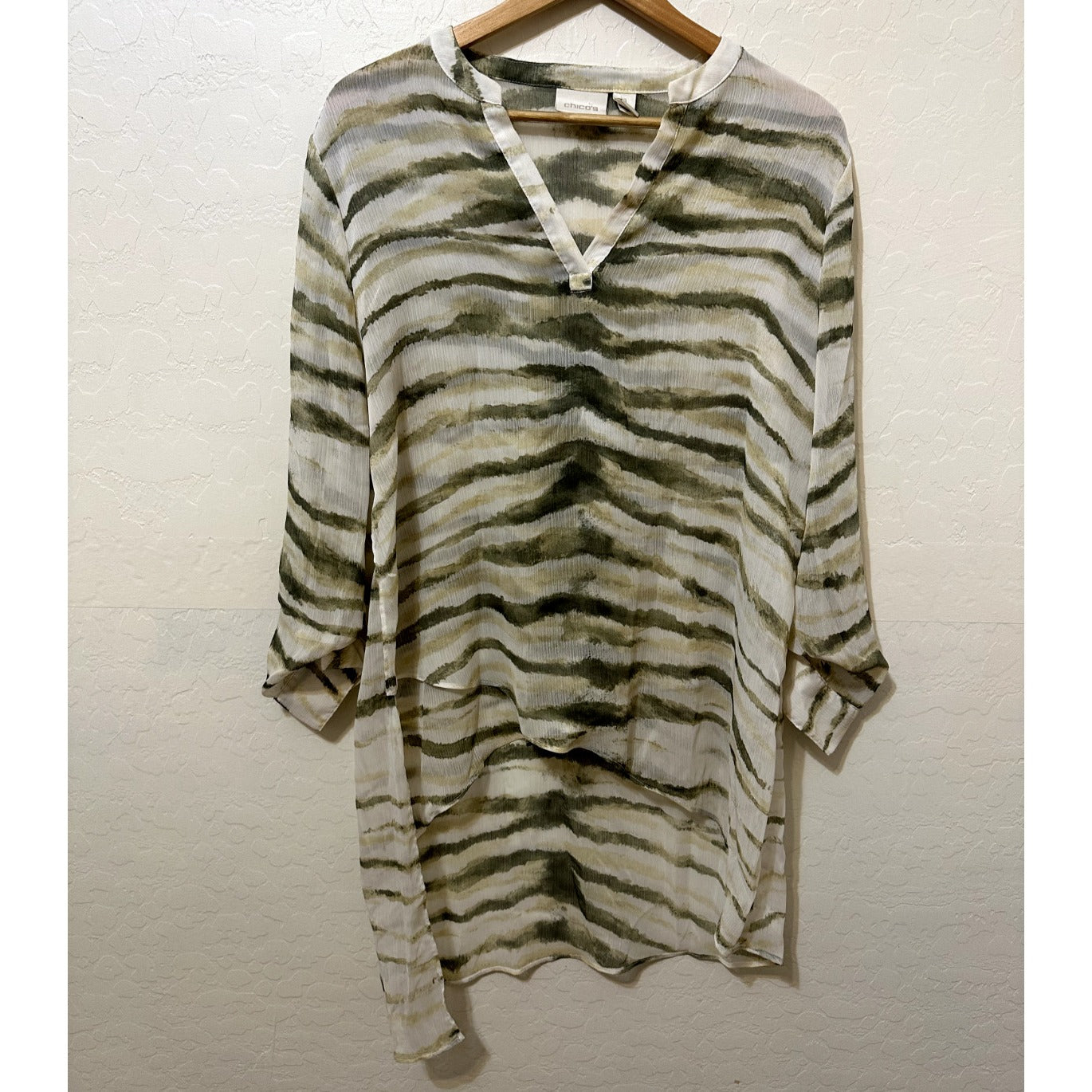 Chicos Womans Long Lined Sheer Top Size 2 Animal Print Office Beachy Vacation